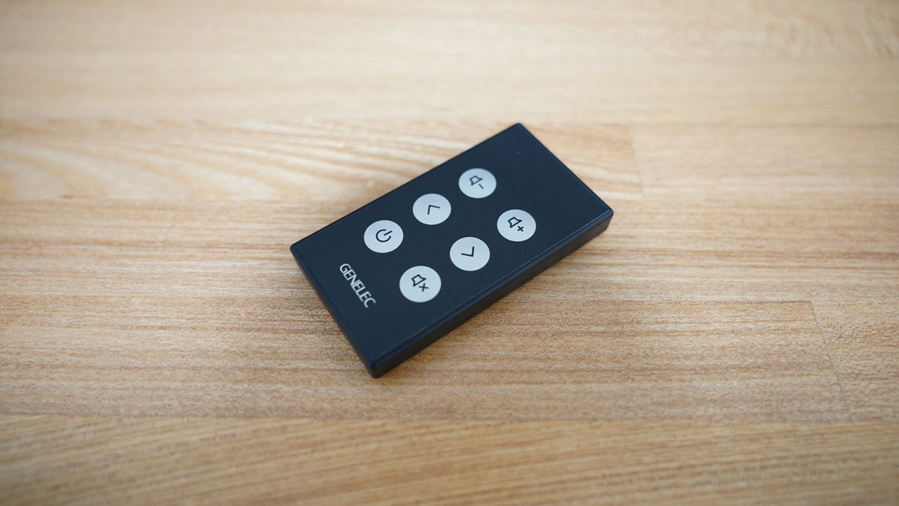 F Oneに付属するリモコン。このリモコンでは電源のオン／オフ、ミュート、ボリューム調整の他、入力切替にも対応する