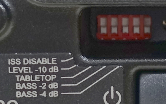 Genelecのスピーカーは、背面にトーンコントロールを行うことのできるディップ・スイッチを搭載。これによって、デスクトップや部屋の隅といったセッティング環境によって最適化させることができる