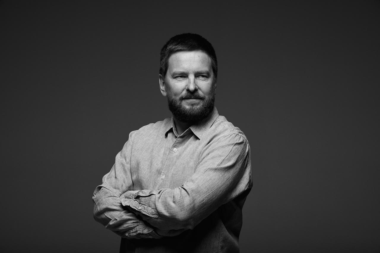 フィンランドの世界的デザイナーとコラボしたホーム向けスピーカー・スタンド「TRIOL（トリオール）スタンド」を発売