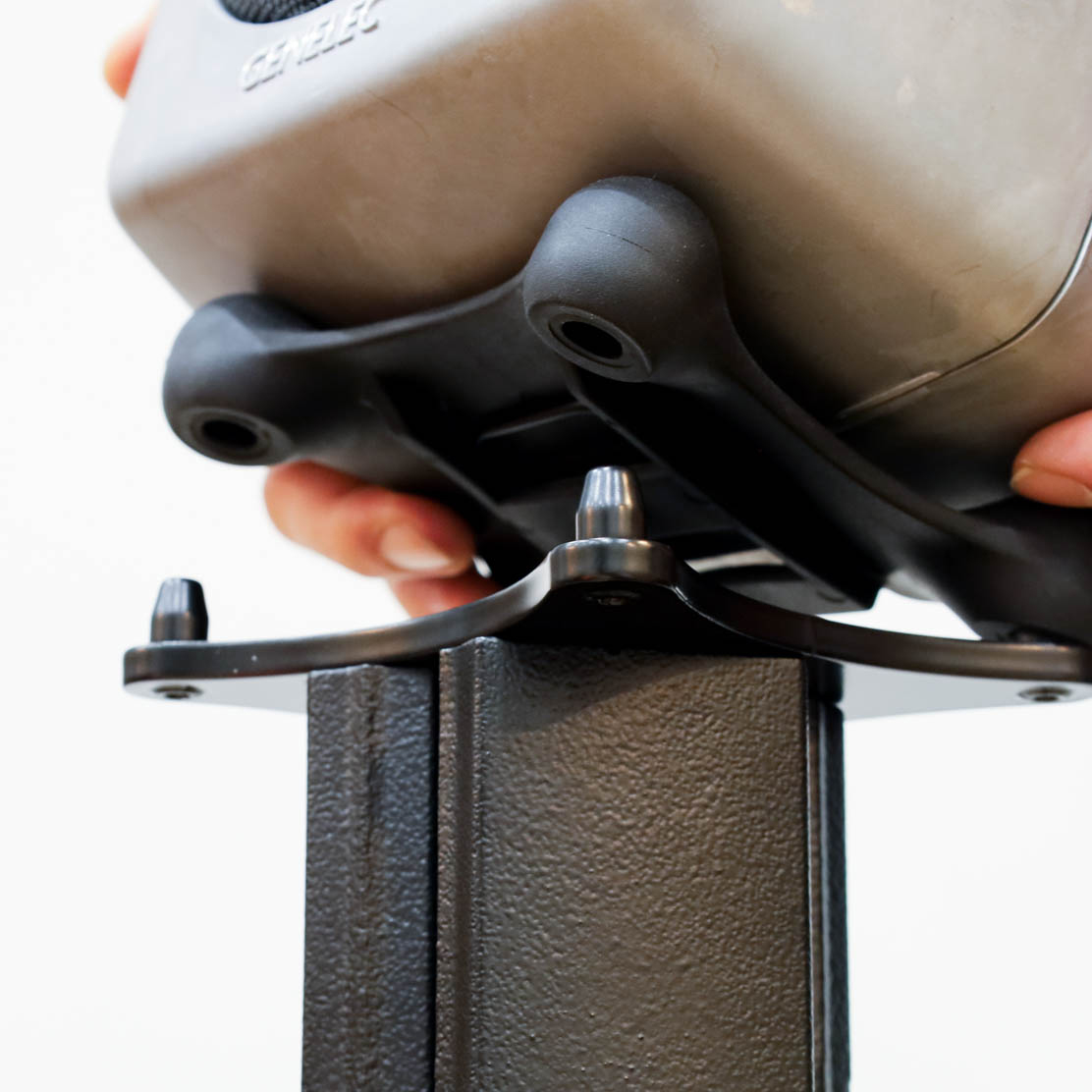 フィンランドの世界的デザイナーとコラボしたホーム向けスピーカー・スタンド「TRIOL（トリオール）スタンド」を発売