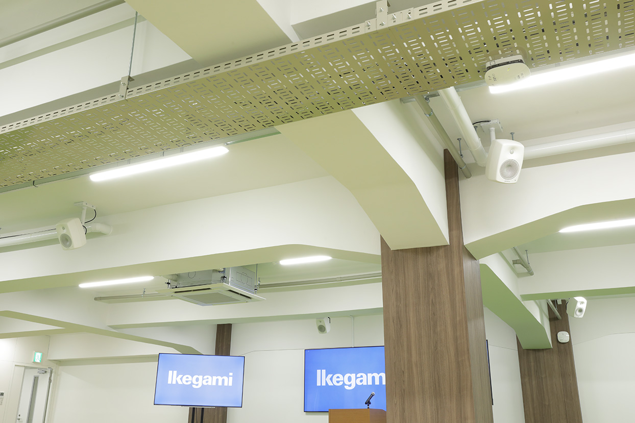 それぞれのゾーンに設置されたGenelec Smart IP スピーカー4430。演台を中心として放射状を描くようにして配置されている