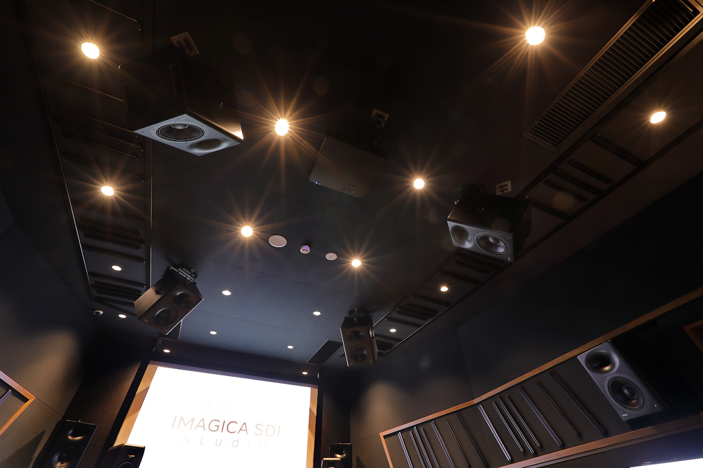 今後の吹き替え需要を見越してDolby Atmos Home Mastering対応とすることを決定。ハイト・スピーカーを設置した7.1.4chの構成とした