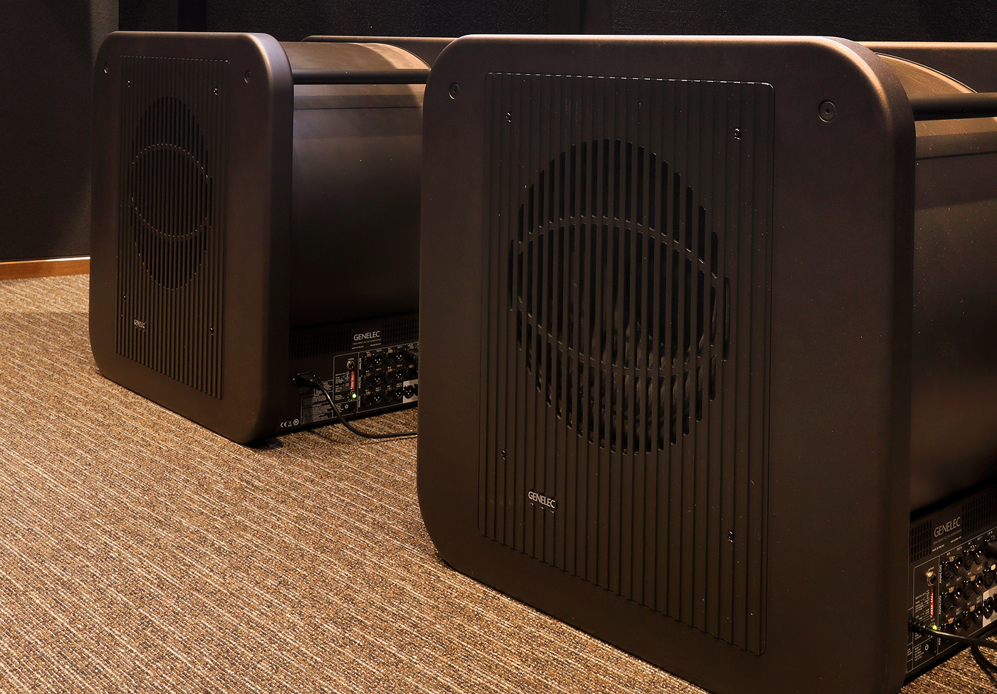 同じく、Dolby Atmos Home Mastering対応の『101』に採用された、2台のサブウーファー7380