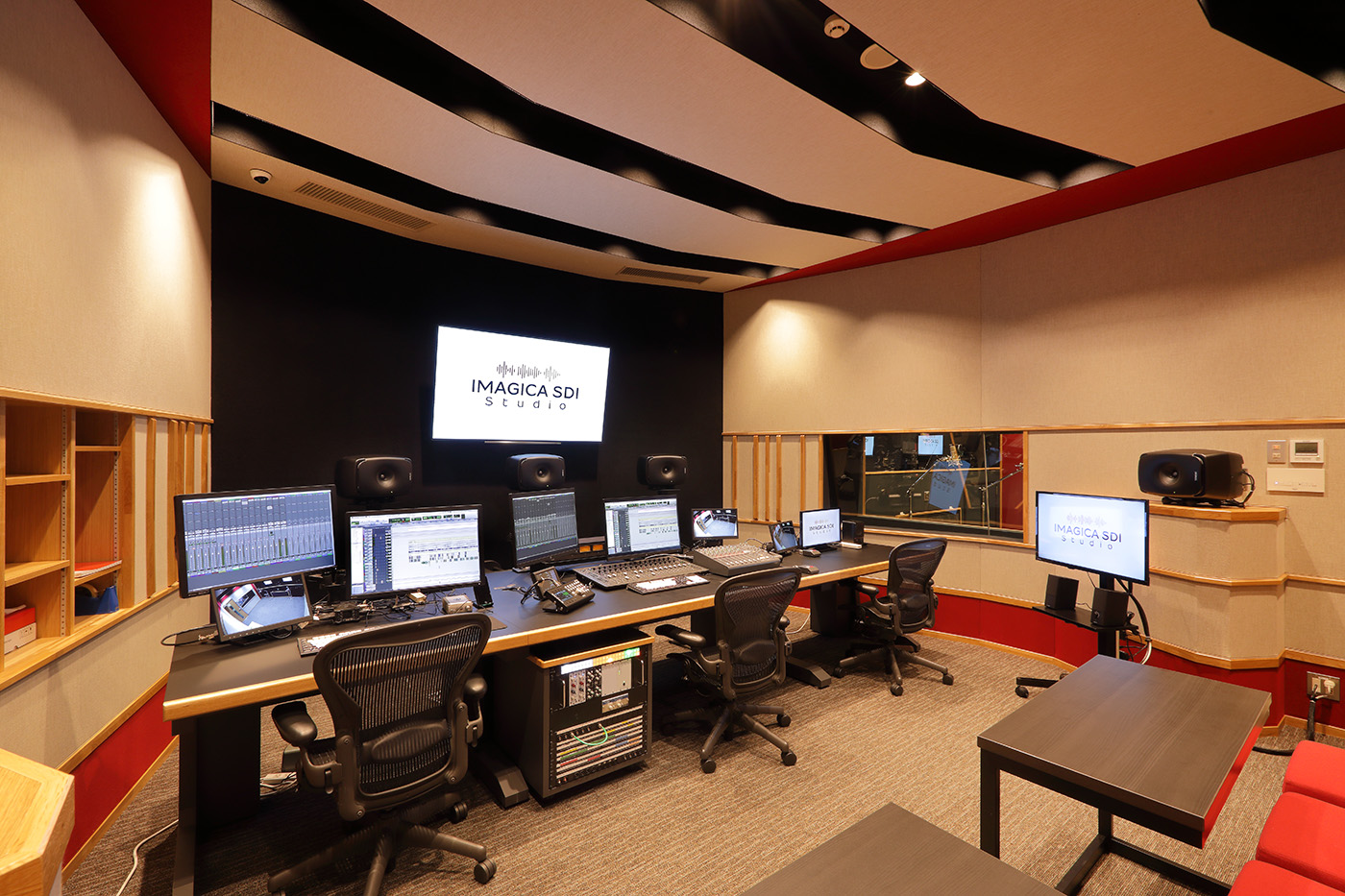 ダビング・スタジオ『103』のコントロール・ルーム。8351と7370を用いて5.1chシステムを構築