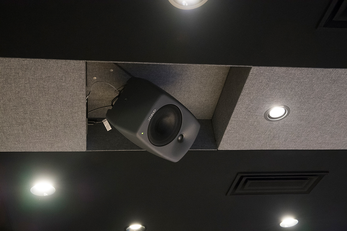 ハイトサラウンド用に天井に吊るされた
8040