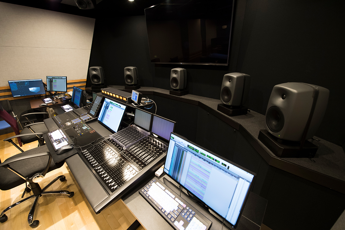 メイン/サラウンド用に設置された8050